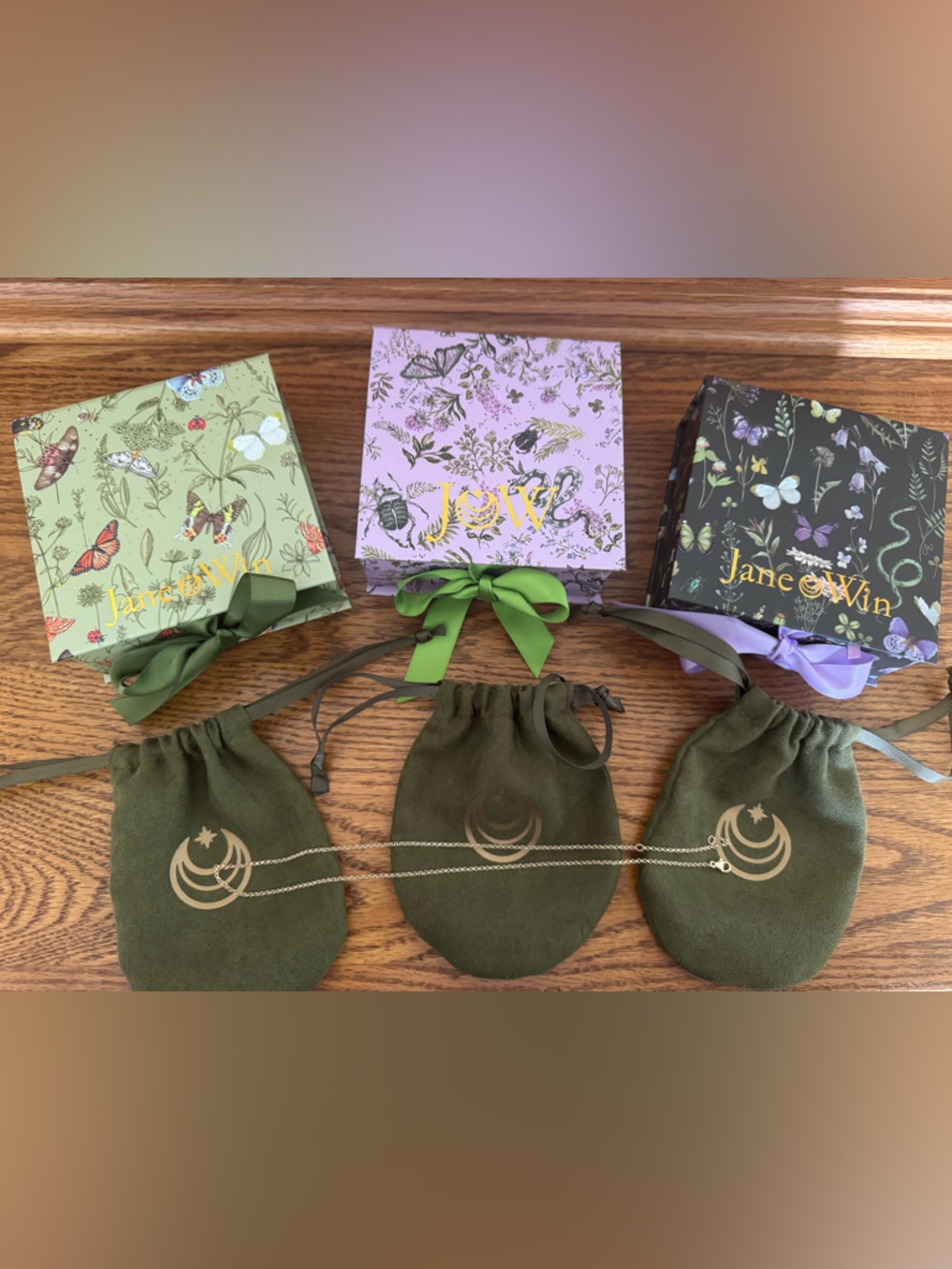 Jane win boxes, pouches and chain
